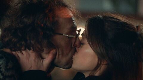 Karsu besa a Atilla delante de Reha 