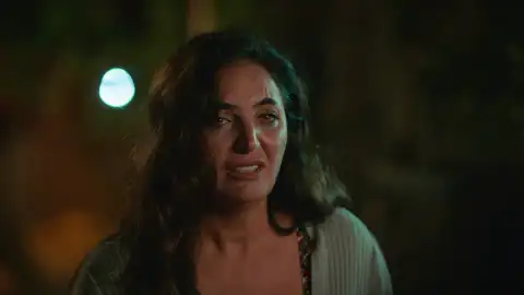 Şengül confiesa a sus sobrinos que Emel está en un orfanato Şengül confiesa a sus sobrinos que Emel está en un orfanato