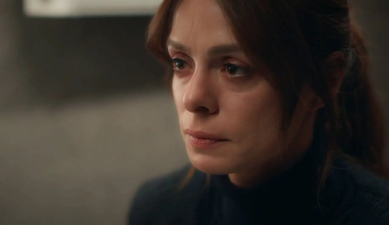 Karsu intenta rehacer su vida tras la traición de Atilla y se hace una firma promesa: no volver a llorar por ningún hombre