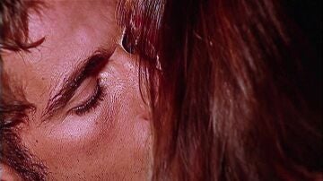 Franco se deja llevar por sus sentimientos y besa a Rosario Montes sin importarle que Jimena pueda descubrirlo Franco se deja llevar por sus sentimientos y besa a Rosario Montes sin importarle que Jimena pueda descubrirlo