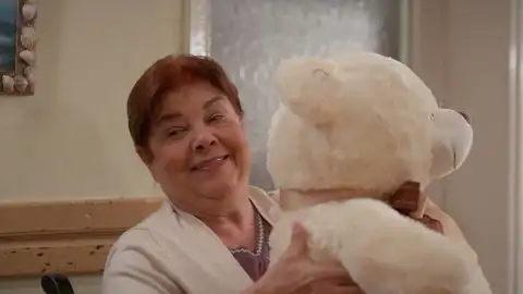 Fatma colma a su familia de regalos Fatma colma a su familia de regalos