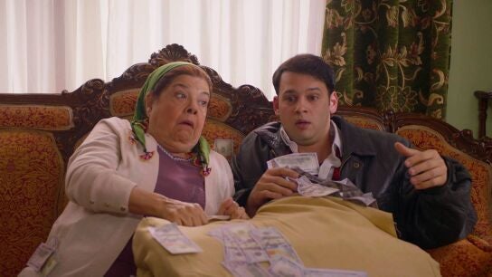Fatma y Oğulcan descubren miles de d&oacute;lares escondidos en un sill&oacute;n viejo y la abuela decide gastarlos en su familia