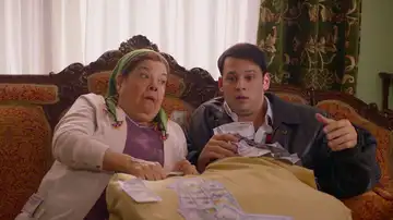 Fatma y Oğulcan descubren miles de dólares escondidos en un sillón viejo y la abuela decide gastarlos en su familia Fatma y Oğulcan descubren miles de dólares escondidos en un sillón viejo y la abuela decide gastarlos en su familia