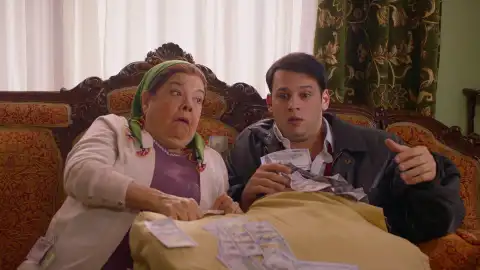 Fatma y Oğulcan descubren miles de dólares escondidos en un sillón viejo y la abuela decide gastarlos en su familia Fatma y Oğulcan descubren miles de dólares escondidos en un sillón viejo y la abuela decide gastarlos en su familia