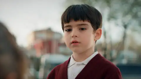 Deniz explica a sus padres por qué le pidió matrimonio a su compañera de clase Deniz explica a sus padres por qué le pidió matrimonio a su compañera de clase