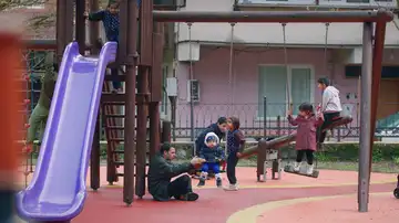 Oğulcan deja solo a su hermano en el parque al creer que su abuela huye con el dinero: ahora teme que Fatma se haya deshecho del botín Oğulcan deja solo a su hermano en el parque al creer que su abuela huye con el dinero: ahora teme que Fatma se haya deshecho del botín