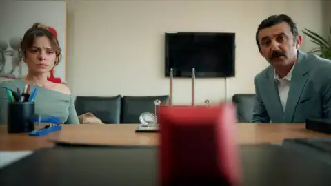 La directora del colegio de Deniz cita a Karsu y Reha: su hijo pidió matrimonio a su compañera con un anillo de diamantes La directora del colegio de Deniz cita a Karsu y Reha: su hijo pidió matrimonio a su compañera con un anillo de diamantes