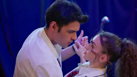 ¡Saltan chispas entre Ayaz y Asiye! ¡Saltan chispas entre Ayaz y Asiye!