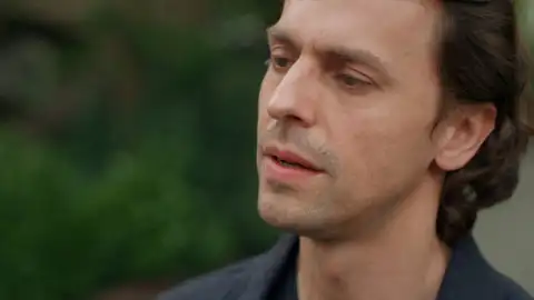 Atilla le confiesa a Karsu que Hasan es su padre Atilla le confiesa a Karsu que Hasan es su padre