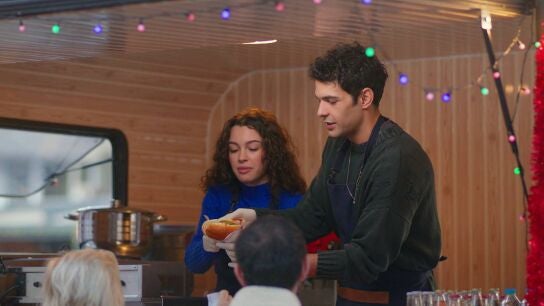 Ayaz empieza a trabajar con Asiye para pasar más tiempo con ella