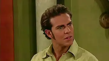 Jimena vuelve a triunfar como modelo y Óscar estalla de celos al verla besarse con otro hombre Jimena vuelve a triunfar como modelo y Óscar estalla de celos al verla besarse con otro hombre