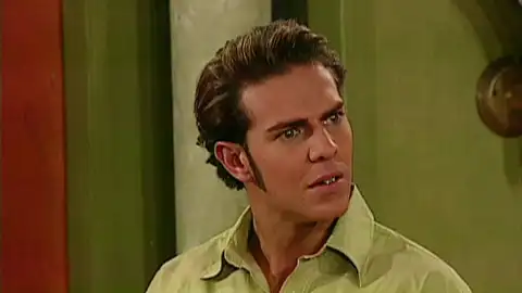 Jimena vuelve a triunfar como modelo y Óscar estalla de celos al verla besarse con otro hombre Jimena vuelve a triunfar como modelo y Óscar estalla de celos al verla besarse con otro hombre