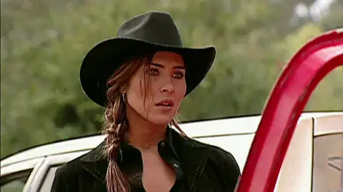 Dinora conoce a Juan en medio de un tenso enfrentamiento por unas tierras Dinora conoce a Juan en medio de un tenso enfrentamiento por unas tierras