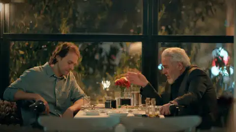 Atilla se va a distanciar de Karsu y así se lo cuenta a su padre Hasan Atilla se va a distanciar de Karsu y así se lo cuenta a su padre Hasan