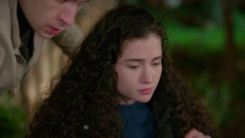 Tolga le enseña a Aybike el vídeo que desenmascara a Şevval 