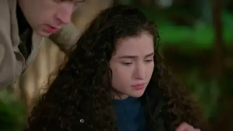 Tolga le enseña a Aybike el vídeo que desenmascara a Şevval Tolga le enseña a Aybike el vídeo que desenmascara a Şevval