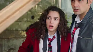 Lo que iba a ser un simple trabajo de clase acaba convirtiéndose en una pesadilla para Asiye y Ayaz Lo que iba a ser un simple trabajo de clase acaba convirtiéndose en una pesadilla para Asiye y Ayaz