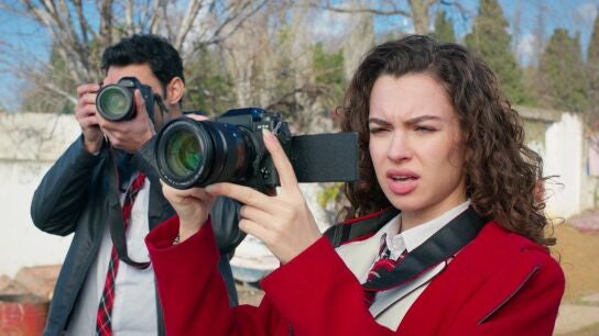 Asiye y Ayaz toman fotos para un trabajo de clase