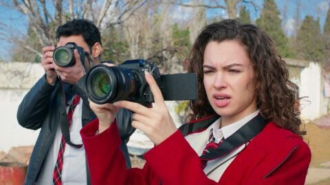 Asiye y Ayaz toman fotos para un trabajo de clase