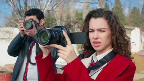 Asiye y Ayaz toman fotos para un trabajo de clase Asiye y Ayaz toman fotos para un trabajo de clase