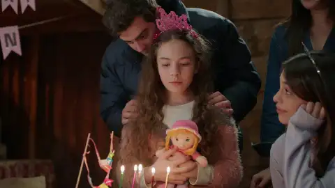 El cumpleaños más triste de Emel, marcado por la ausencia de su hermana Asiye El cumpleaños más triste de Emel, marcado por la ausencia de su hermana Asiye