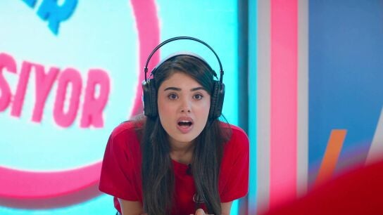 Ömer y sus amigos participan en un concurso televisivo y pasan un rato divertido