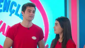Las parejas del Ataman participan en un concurso de televisión y tienen un preocioso gesto con Ömer Las parejas del Ataman participan en un concurso de televisión y tienen un preocioso gesto con Ömer