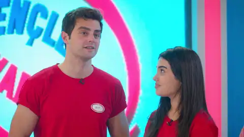 Las parejas del Ataman participan en un concurso de televisión y tienen un preocioso gesto con Ömer Las parejas del Ataman participan en un concurso de televisión y tienen un preocioso gesto con Ömer