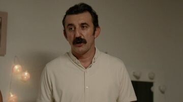 Reha ve una foto de Karsu junto a Bora y aprovecha para poner a sus hijos en su contra: "Vuestra madre no va a volver con vosotros"