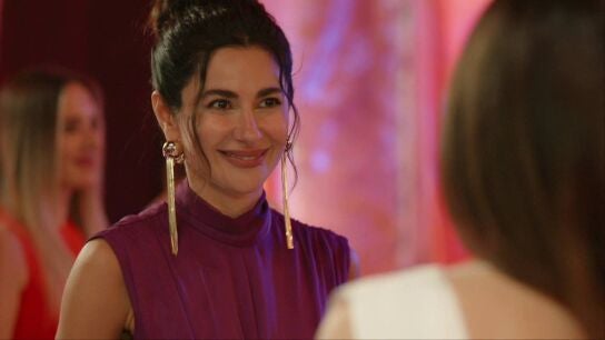 Ayça se cuele en la fiesta que Karsu ha organizado a un amigo de Bora