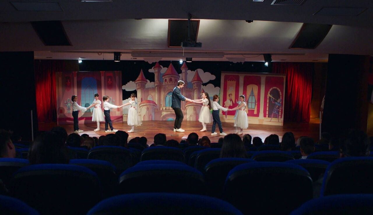 &Ouml;mer no lo duda y corre al escenario para no dejar sola a Emel