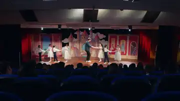 Ömer no lo duda y corre al escenario para no dejar sola a Emel Ömer no lo duda y corre al escenario para no dejar sola a Emel