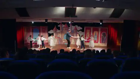 Ömer no lo duda y corre al escenario para no dejar sola a Emel Ömer no lo duda y corre al escenario para no dejar sola a Emel