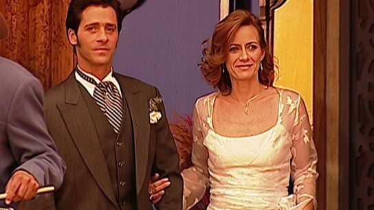 Pasi&oacute;n de gavilanes - Los invitados a la boda de Gabriela y Fernando cuchichean a sus espaldas