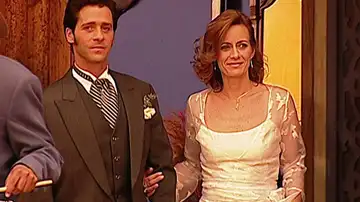 Pasión de gavilanes - Los invitados a la boda de Gabriela y Fernando cuchichean a sus espaldas Pasión de gavilanes - Los invitados a la boda de Gabriela y Fernando cuchichean a sus espaldas