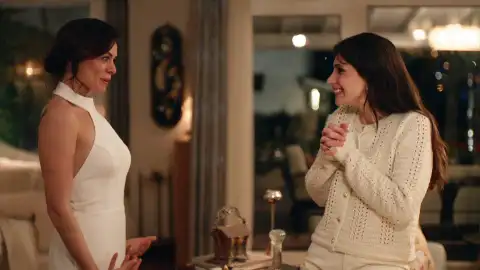 Karsu parece una novia con su vestido blanco Karsu parece una novia con su vestido blanco