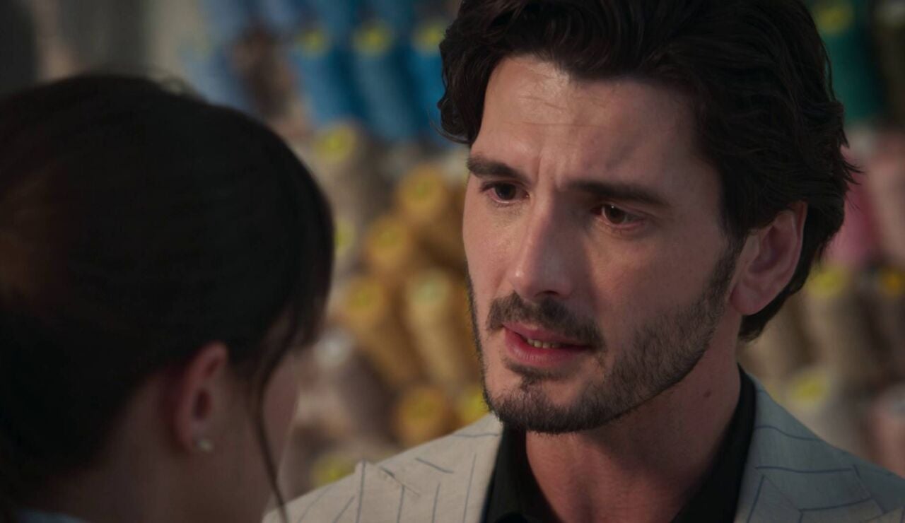 Velvet el nuevo imperio - Ana se refugia en su t&iacute;o y en el trabajo para superar su ruptura con Alberto