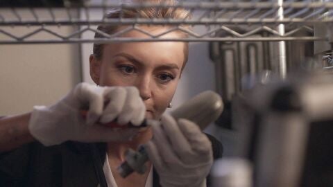 Leona manipula un micrófono para electrocutar a Ramsés