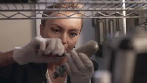 Leona manipula un micrófono para electrocutar a Ramsés Leona manipula un micrófono para electrocutar a Ramsés