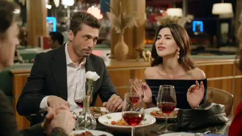 Ayça buscar dar celos a Hakan Ayça buscar dar celos a Hakan