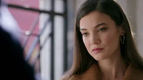 Secretos de familia - Ceylin entrega a Ilgaz la demanda de divorcio Secretos de familia - Ceylin entrega a Ilgaz la demanda de divorcio