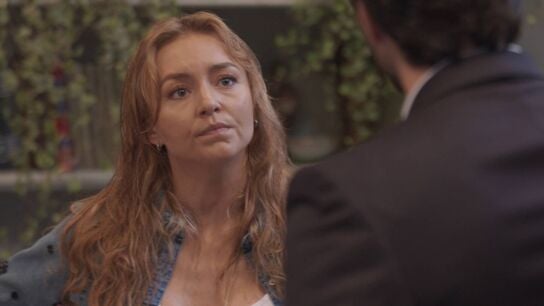 El amor invencible - Gael busca a Leona y le dice que la necesitan en casa de los Torrenegro