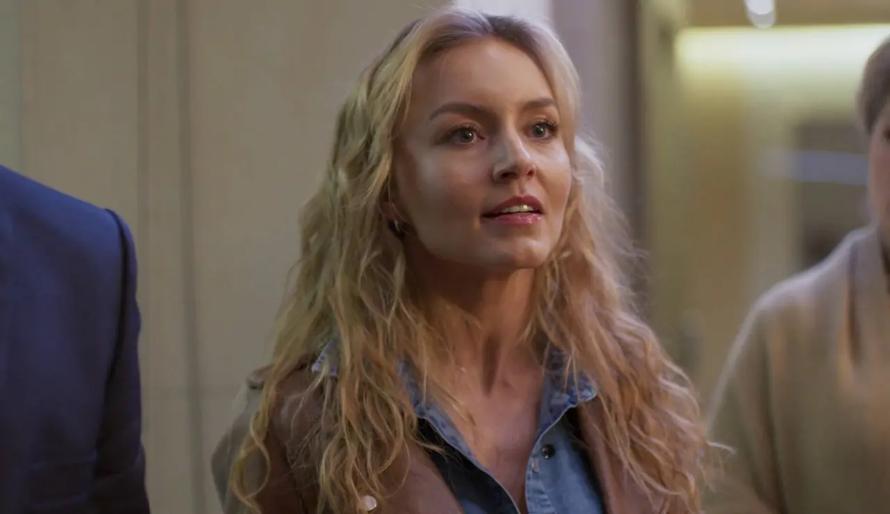 El amor invencible - Leona y Adrián han conseguido en el rescate recuperar a Oliver y vuelven con él a su casa. Y allí Gael tiene que explicar a su familia que Leona ha puesto dinero de su bolsillo para recuperar al niño y que le ha salvado la vida. No puede dejar que arremetan contra ella cuando no solo no tiene culpa de nada, si no que ha hecho todo lo posible por rescatarlo. Ante esa situación, el padre de Gael acepta que Leona recupere su trabajo en su casa, aunque la esté vigilando. Gael aprovecha un momento a solas para agradecerla en la intimidad a Leona todo lo que ha hecho por Oliver. Y cuando ella le pregunta sobre lo que siente por sus hijos, él admite que son muy importantes para él. Y recuerda cómo fue cuándo descubrieron que estaban esperándolos. ¡Sin él saber que la mujer que tiene delante es a la que dejó embarazada tantos años atrás!