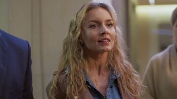 El amor invencible - Leona y Adri&aacute;n han conseguido en el rescate recuperar a Oliver y vuelven con &eacute;l a su casa. Y all&iacute; Gael tiene que explicar a su familia que Leona ha puesto dinero de su bolsillo para recuperar al ni&ntilde;o y que le ha salvado la vida. No puede dejar que arremetan contra ella cuando no solo no tiene culpa de nada, si no que ha hecho todo lo posible por rescatarlo. Ante esa situaci&oacute;n, el padre de Gael acepta que Leona recupere su trabajo en su casa, aunque la est&eacute; vigilando. Gael aprovecha un momento a solas para agradecerla en la intimidad a Leona todo lo que ha hecho por Oliver. Y cuando ella le pregunta sobre lo que siente por sus hijos, &eacute;l admite que son muy importantes para &eacute;l. Y recuerda c&oacute;mo fue cu&aacute;ndo descubrieron que estaban esper&aacute;ndolos. &iexcl;Sin &eacute;l saber que la mujer que tiene delante es a la que dej&oacute; embarazada tantos a&ntilde;os atr&aacute;s!