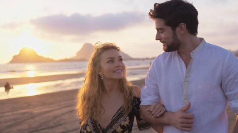 David sorprende a Leona con una cena romántica