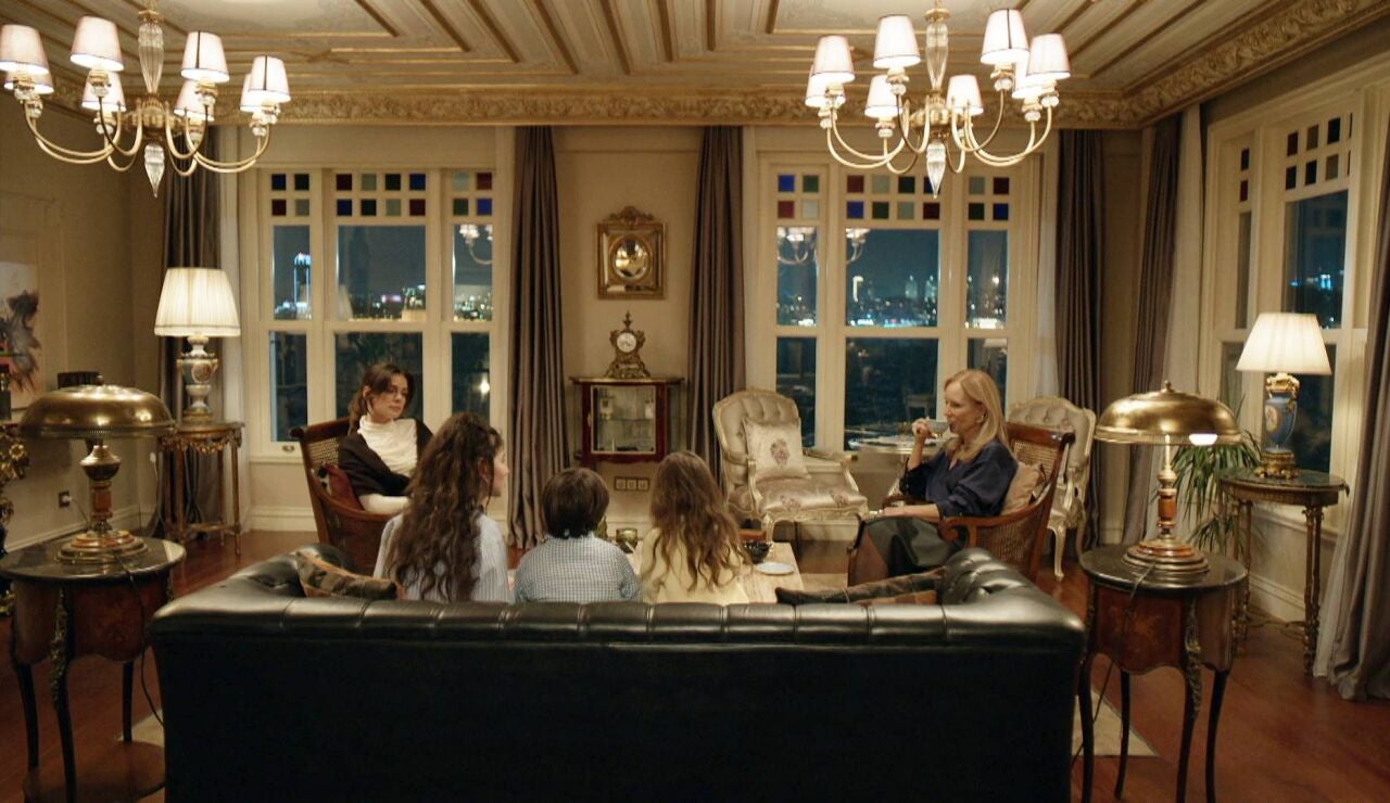 Nazan provoca tensiones en la familia con regalos costosos a los hijos de Karsu