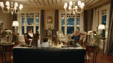 Nazan provoca tensiones en la familia con regalos costosos a los hijos de Karsu Nazan provoca tensiones en la familia con regalos costosos a los hijos de Karsu