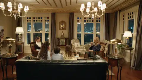 Nazan provoca tensiones en la familia con regalos costosos a los hijos de Karsu Nazan provoca tensiones en la familia con regalos costosos a los hijos de Karsu