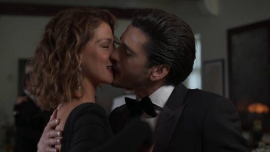 Velvet el nuevo imperio - Alberto besa a Cristina en una fiesta delante de todos y de Ana