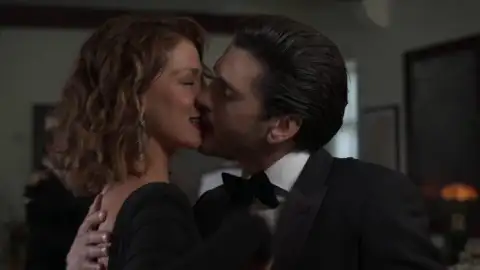 Velvet el nuevo imperio - Alberto besa a Cristina en una fiesta delante de todos y de Ana Velvet el nuevo imperio - Alberto besa a Cristina en una fiesta delante de todos y de Ana